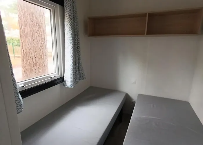 Mobil-home Neuf Sous Les Pins, A Proximite Des Infrastructures *